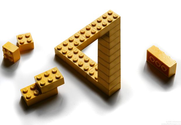 Невозможный треугольник из LEGO