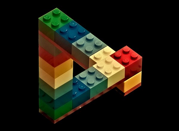 Невозможный треугольник из LEGO