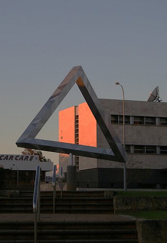 Скульптура невозможного треугольника в г. Перт